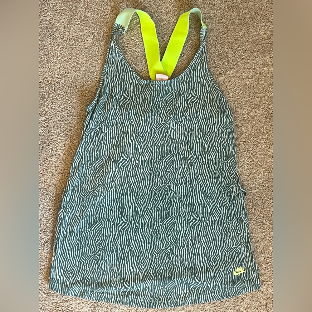 Nike Women’s workout top Size M.